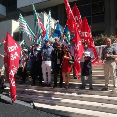 Cgil Cisl Uil: «Lavoratori privati di salario, riconoscimento professionale e diritti. Rinnovare subito i contratti»