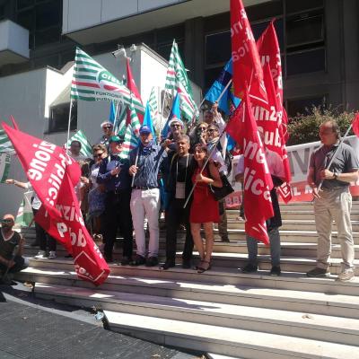 Cgil Cisl Uil: «Lavoratori privati di salario, riconoscimento professionale e diritti. Rinnovare subito i contratti»