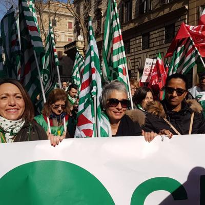 #FuturoalLavoro  9 febbraio a Roma la manifestazione nazionale Cgil, Cisl, Uil .  Dalle Marche un treno speciale e decine di pullman   per gli  oltre 4 mila, tra lavoratori e pensionati