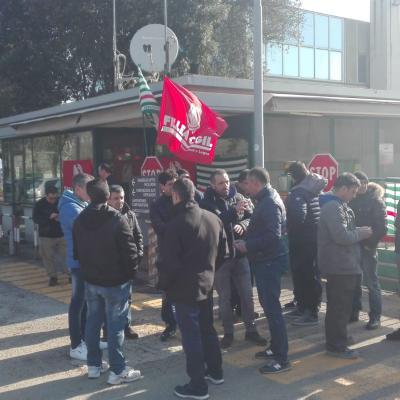 Chiusura Pica Pesaro: presidio dei lavoratori davanti allo stabilimento