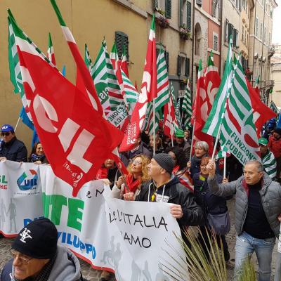 Salute: diritti, lavoro, sviluppo.  In 3000 da tutte le Marche per la  Manifestazione regionale Cgil Cisl Uil  ad Ancona