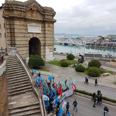 Salute: diritti, lavoro, sviluppo.  In 3000 da tutte le Marche per la  Manifestazione regionale Cgil Cisl Uil  ad Ancona