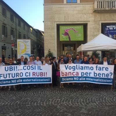 Esternalizzazione Ubi Banca: presidi e assemblee  dei lavoratori a Jesi e Pesaro