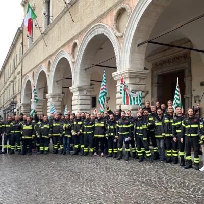 Più dignità per i Vigili del Fuoco: presidio a Pesaro e Macerata. Indetti quattro giorni di sciopero