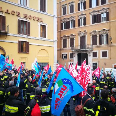 Più dignità per i Vigili del Fuoco: presidio a Pesaro e Macerata. Indetti quattro giorni di sciopero