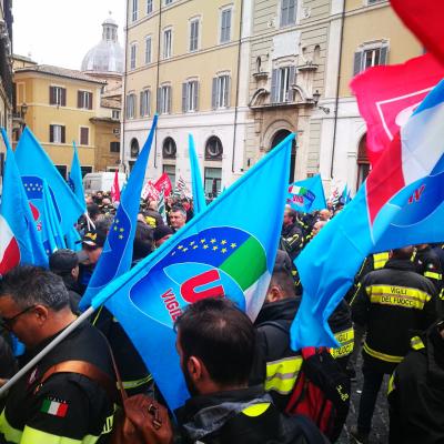 Più dignità per i Vigili del Fuoco: presidio a Pesaro e Macerata. Indetti quattro giorni di sciopero