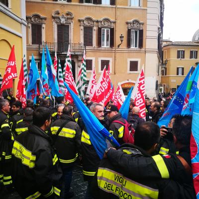 Più dignità per i Vigili del Fuoco: presidio a Pesaro e Macerata. Indetti quattro giorni di sciopero