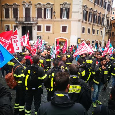 Più dignità per i Vigili del Fuoco: presidio a Pesaro e Macerata. Indetti quattro giorni di sciopero