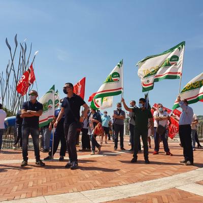 Margherita  Conad stacca la spina al polo logistico di Osimo, manifestazione in Regione