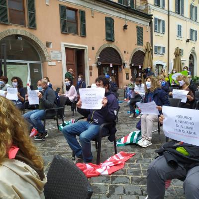 Per 30 alunni serve un’aula così: sciopero e flash mob dei sindacati davanti alla Prefettura di Ancona