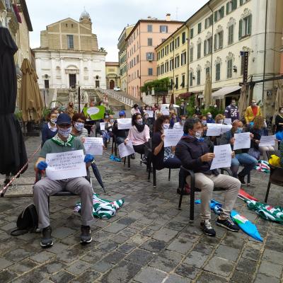 Per 30 alunni serve un’aula così: sciopero e flash mob dei sindacati davanti alla Prefettura di Ancona
