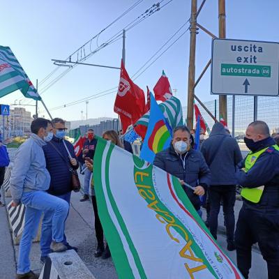 Morti sul lavoro, dati in aumento: presidio dei lavoratori in porto per chiedere più sicurezza