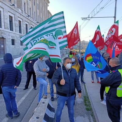 Morti sul lavoro, dati in aumento: presidio dei lavoratori in porto per chiedere più sicurezza