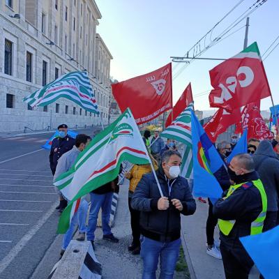 Morti sul lavoro, dati in aumento: presidio dei lavoratori in porto per chiedere più sicurezza