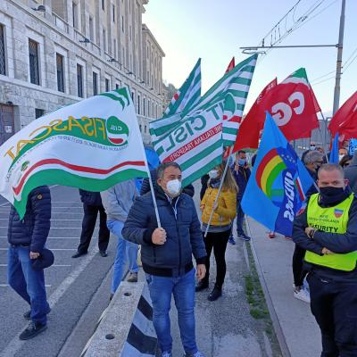 Morti sul lavoro, dati in aumento: presidio dei lavoratori in porto per chiedere più sicurezza