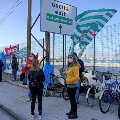 Morti sul lavoro, dati in aumento: presidio dei lavoratori in porto per chiedere più sicurezza