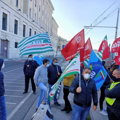 Morti sul lavoro, dati in aumento: presidio dei lavoratori in porto per chiedere più sicurezza