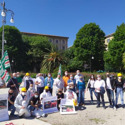 #BastaMortiSulLavoro: flash mob ad Ancona per la sicurezza nei cantieri edili