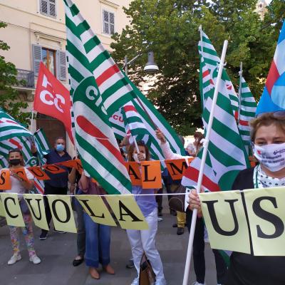 Scuola, precarietà non è sicurezza: flash mob dei lavoratori per le stabilizzazioni