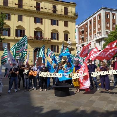 Scuola, precarietà non è sicurezza: flash mob dei lavoratori per le stabilizzazioni