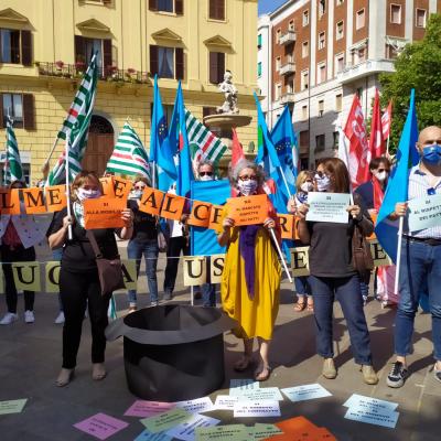 Scuola, precarietà non è sicurezza: flash mob dei lavoratori per le stabilizzazioni