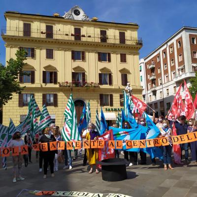 Scuola, precarietà non è sicurezza: flash mob dei lavoratori per le stabilizzazioni