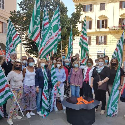 Scuola, precarietà non è sicurezza: flash mob dei lavoratori per le stabilizzazioni