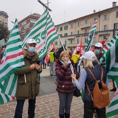 Pensioni, fisco, lavoro, sviluppo: una manovra inadeguata  Manifestazione regionale  Cgil Cisl Uil ad Ancona