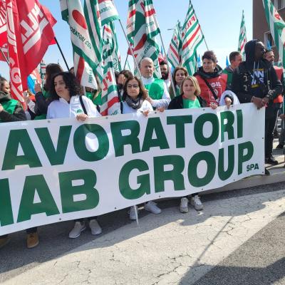 Sciopero delle lavoratrici e i lavoratori del settore legno per il rinnovo del contratto di lavoro 21 aprile  a  Pesaro manifestazione e comizio in piazza del Popolo