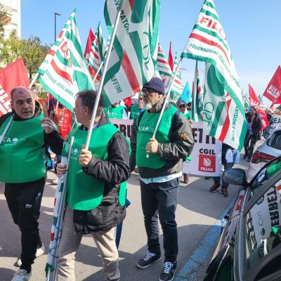 Sciopero delle lavoratrici e i lavoratori del settore legno per il rinnovo del contratto di lavoro 21 aprile  a  Pesaro manifestazione e comizio in piazza del Popolo
