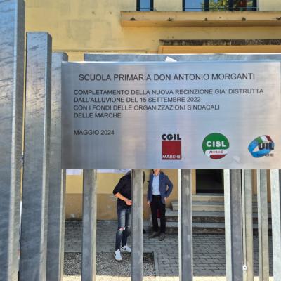 Fondo di solidarietà  CGIL CISL UIL Marche alluvione 2022 : completata la nuova recinzione della scuola primaria "Don Morganti" Pianello di Ostra