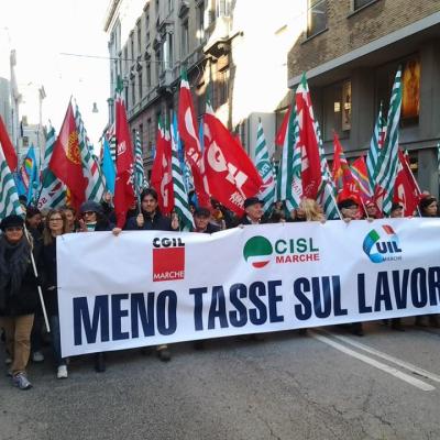 Migliaia in piazza per il lavoro, lo sviluppo e l'equità fiscale