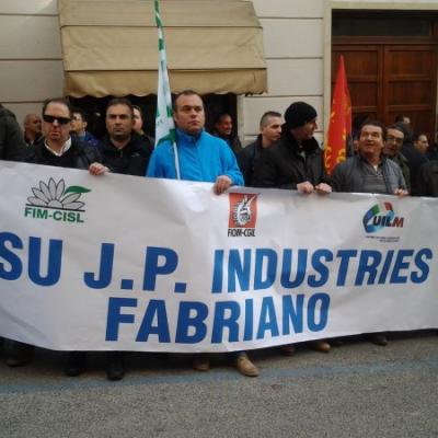 Antonio Merloni, protesta davanti al Tribunale