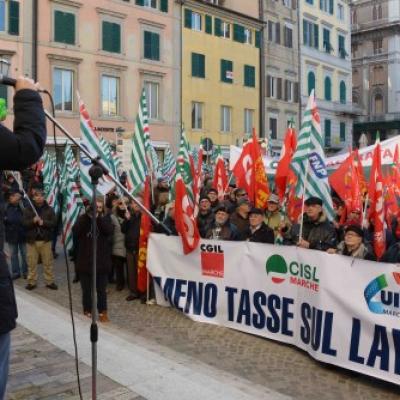 Migliaia in piazza per il lavoro, lo sviluppo e l'equità fiscale