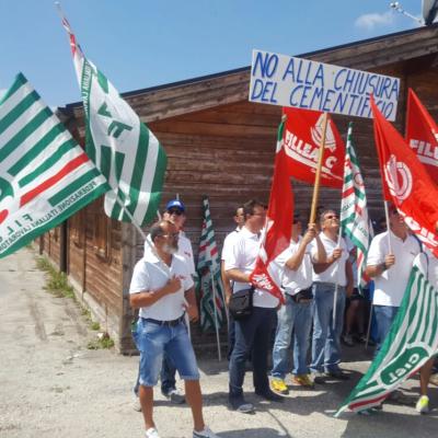 Cementificio Sacci: operai in presidio all'inaugurazione della SS 77