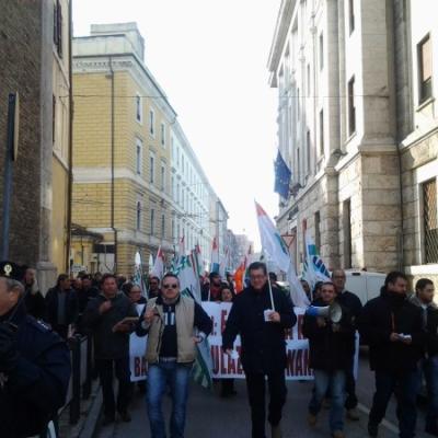 Antonio Merloni, protesta davanti al Tribunale