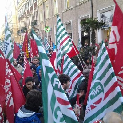 Migliaia in piazza per il lavoro, lo sviluppo e l'equità fiscale