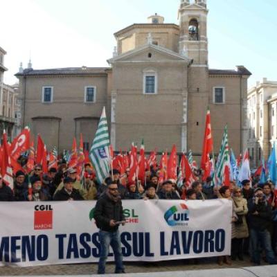 Migliaia in piazza per il lavoro, lo sviluppo e l'equità fiscale