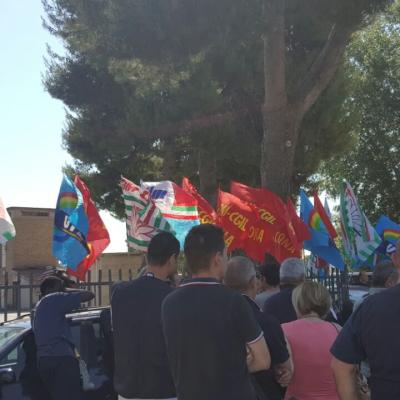 Vertenza Ragaini di Loreto, i lavoratori in assemblea fuori dai cancelli