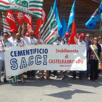 Cementificio Sacci: operai in presidio all'inaugurazione della SS 77