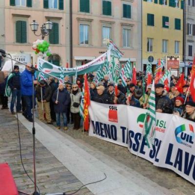 Migliaia in piazza per il lavoro, lo sviluppo e l'equità fiscale