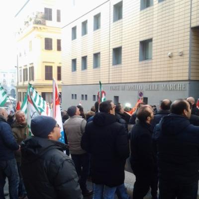 Antonio Merloni, protesta davanti al Tribunale