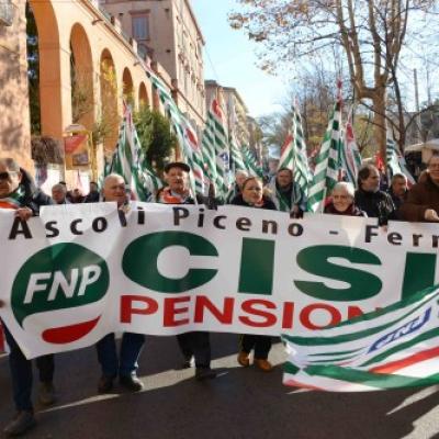 Migliaia in piazza per il lavoro, lo sviluppo e l'equità fiscale