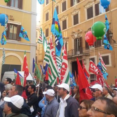 Roma, 16 aprile 2013 Piazza Montecitorio Cgil, Cisl, Uil - Le FOTO