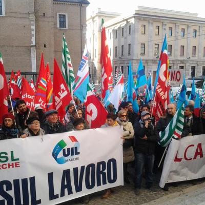 Migliaia in piazza per il lavoro, lo sviluppo e l'equità fiscale