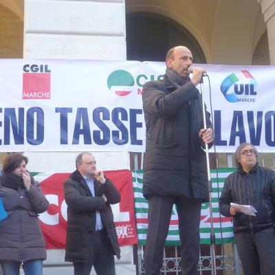 Migliaia in piazza per il lavoro, lo sviluppo e l'equità fiscale