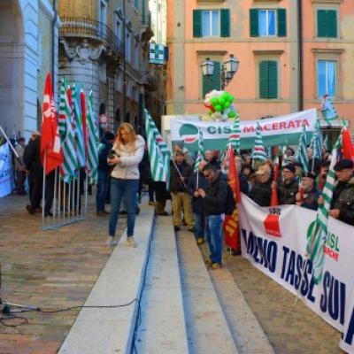 Migliaia in piazza per il lavoro, lo sviluppo e l'equità fiscale