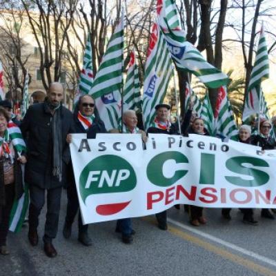 Migliaia in piazza per il lavoro, lo sviluppo e l'equità fiscale