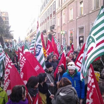 Migliaia in piazza per il lavoro, lo sviluppo e l'equità fiscale