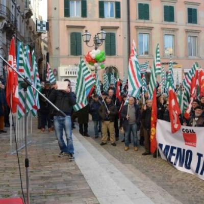 Migliaia in piazza per il lavoro, lo sviluppo e l'equità fiscale